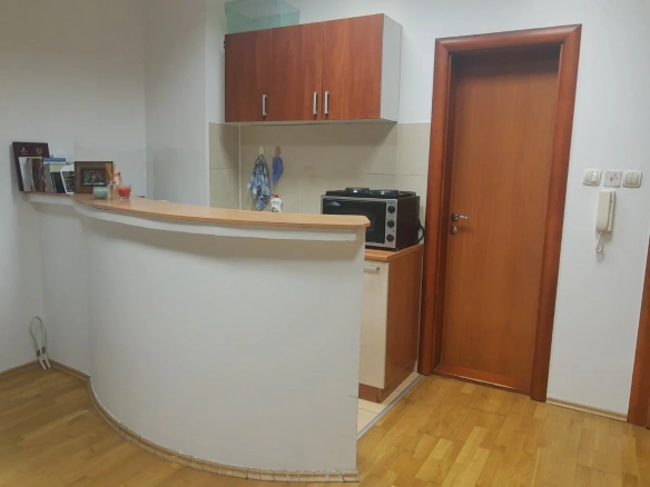 Tiha oaza u srcu Novog Sada: Renovirana garsonjera sa odvojenom kuhinjom u Centru