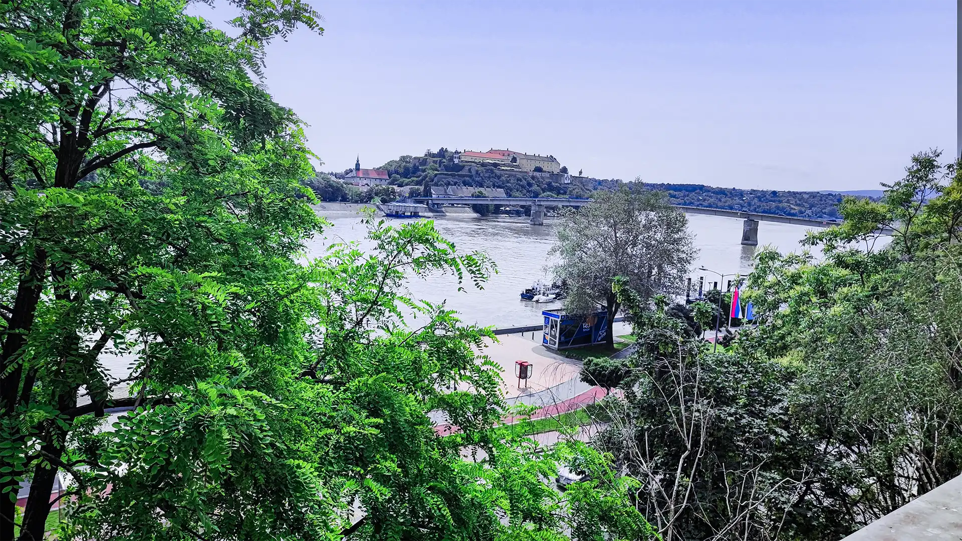 Beogradski kej Novi Sad na dlanu: Dvosoban stan sa najlepšim pogledom na Dunav i Tvrđavu